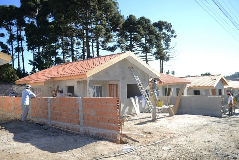 Texto aprovado é substitutivo do relator, Coronel Tadeu - (Foto: Pablo Valadares/Câmara dos Deputados)