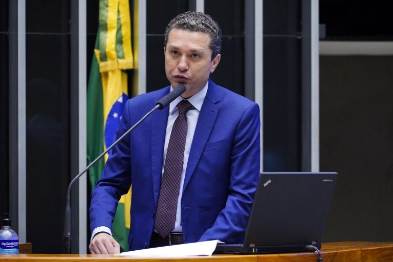 Pinato: hoje não há lei que regule procedimentos para avaliação desses imóveis - (Foto: Pablo Valadares/Câmara dos Deputados)