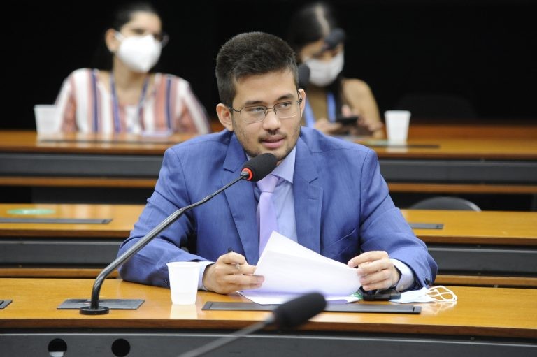 Kim Kataguiri: 14 mil contratos estão paralisados - (Foto: Gustavo Sales/Câmara dos Deputados)