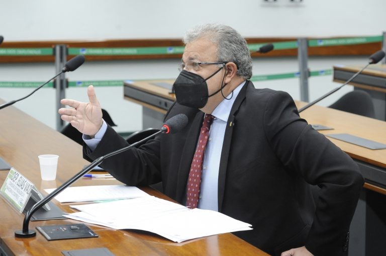Elias Vaz: população está sendo impedida de ter acesso à informação transparente - (Foto: Gustavo Sales/Câmara dos Deputados)