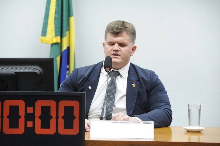 Felipe Rigoni: atual taxa inviabiliza a intenção de se regularizar os produtos aeronáuticos - (Foto: Gustavo Sales/Câmara dos Deputados)