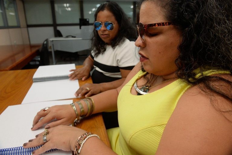 Mulher com deficiência visual - (Foto: Jefferson Rudy/Agência Senado)