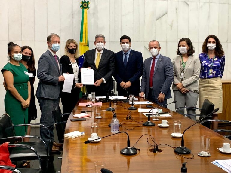 Lira assina renovação da parceria, em reunião com Carlos Veras e representantes do Alto Comissariado da ONU - (Foto: Fábia Pessoa/CDHM)