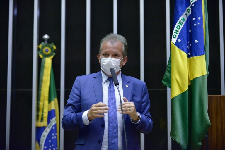 André Figueiredo incluiu no relatório sugestão feita pelo ministro da Cidadania - (Foto: Nilson Bastian/Câmara dos Deputados)