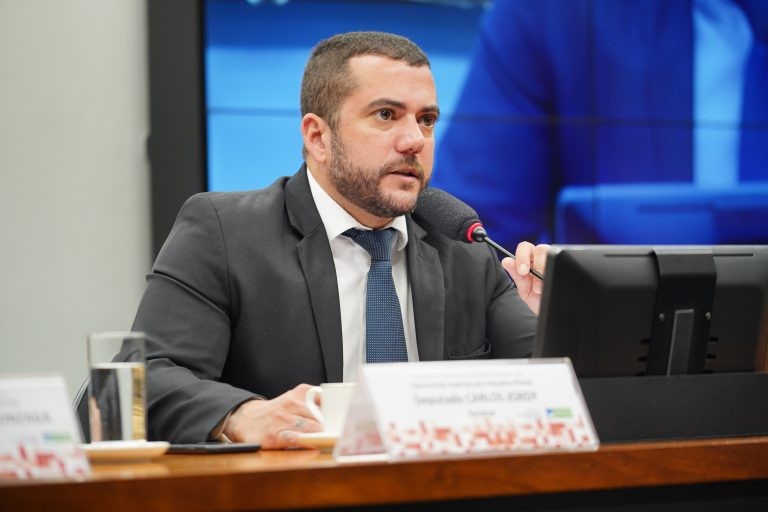 Jordy manteve no texto a contribuição obrigatória ao Sistema S - (Foto: Pablo Valadares/Câmara dos Deputados)