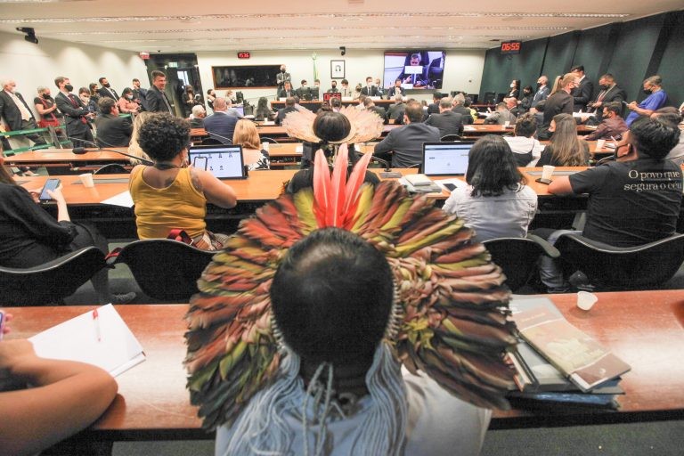 Indígenas participaram da audiência pública, que foi encerrada sem conclusão após princípio de tumulto - (Foto: Antonio Araujo/Câmara dos Deputados)