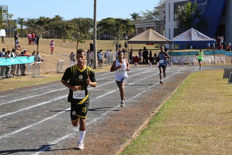 Estudante que se destacar nos jogos escolares receberá auxílio mensal de R$ 100 - (Foto: Neto Talmeli/Prefeitura de Uberaba-MG)