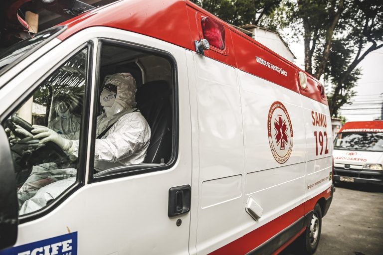 Motorista conduz ambulância do Samu durante pandemia de Covid-19 - (Foto: Andréa Rêgo Barros/Prefeitura de Recife)