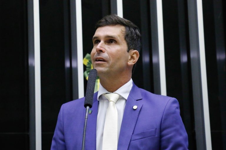 Luiz Lima recomendou a aprovação do texto com emenda - (Foto: Marina Ramos/Câmara dos Deputados)