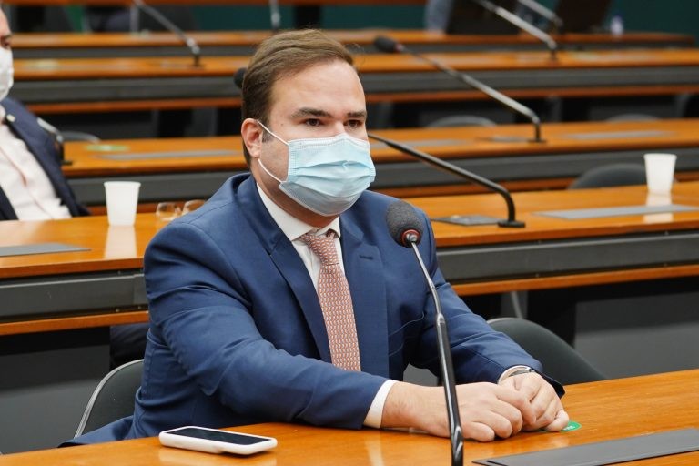 Deputado Cacá Leão, autor da PEC, durante discussão na CCJ - (Foto: Pablo Valadares/Câmara dos Deputados)