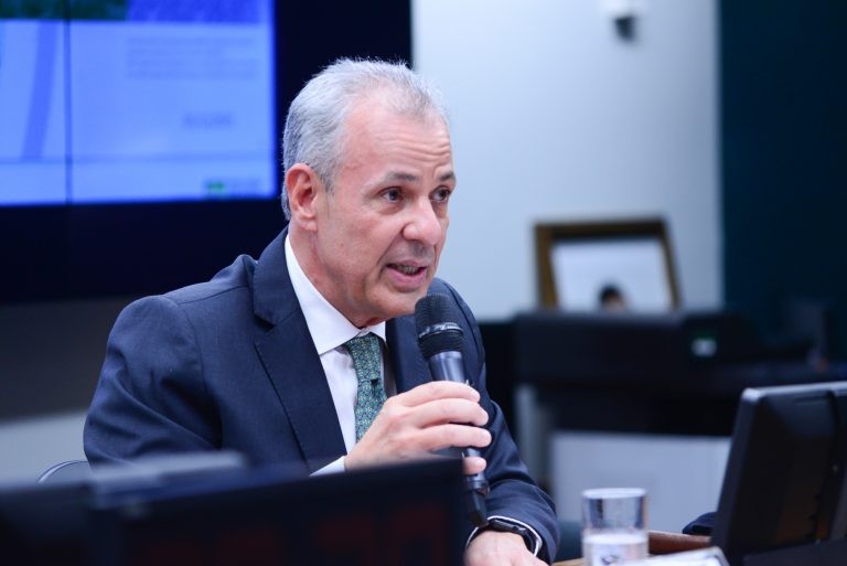 Bento Albuquerque negou a possibilidade de o governo desistir do leilão - (Foto: Billy Boss/Câmara dos Deputados)