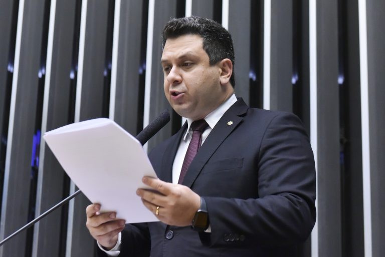 Texto aprovado é substitutivo do relator, Tiago Dimas - (Foto: Zeca Ribeiro/Câmara dos Deputados)