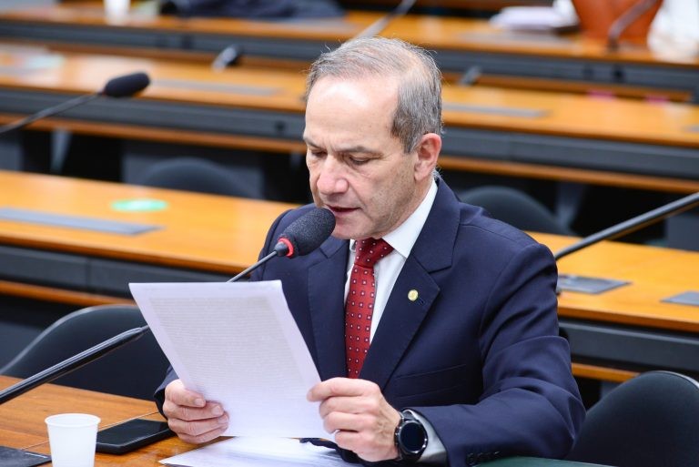 Peternelli defende que produção pela iniciativa privada fará os custos da pesquisa caírem - (Foto: Billy Boss/Câmara dos Deputados)