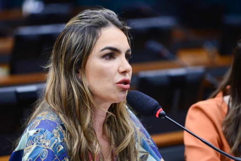 Paula Belmonte: texto inclui higienização de quadras de areia para prática de esportes - (Foto: Billy Boss/Câmara dos Deputados)