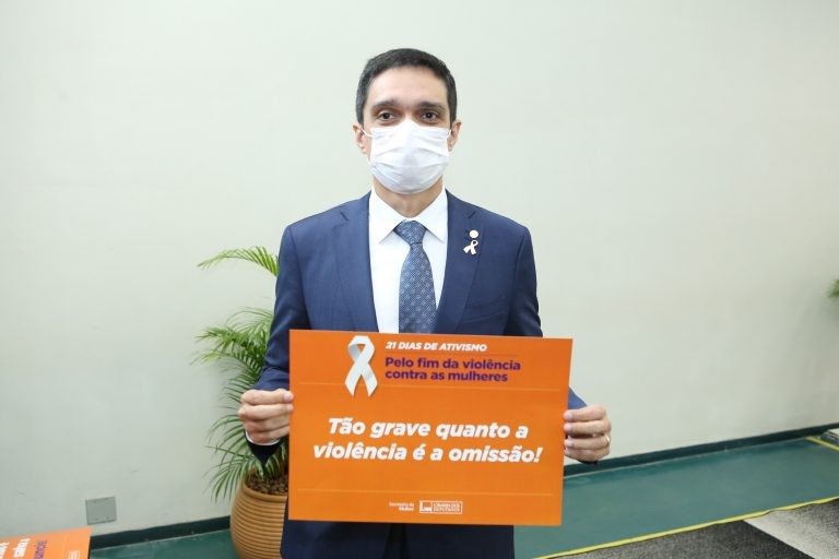 Deputado Denis Bezerra utiliza o laço branco que simboliza a campanha - (Foto: Antônio Augusto/Câmara dos Deputados)