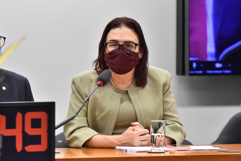 Deputada Professora Rosa Neide, relatora do projeto de lei - (Foto: Reila Maria/Câmara dos Deputados)
