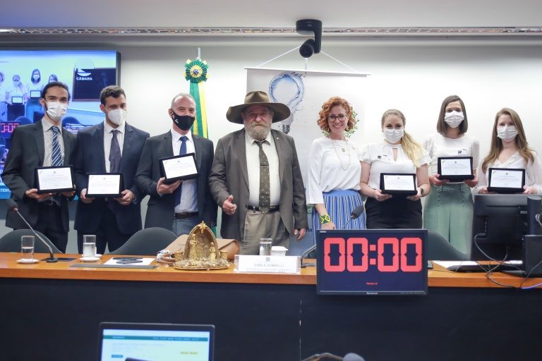 Vencedores receberam placas em reconhecimento pelas ideias inovadoras - (Foto: Paulo Sergio/Câmara dos Deputados)
