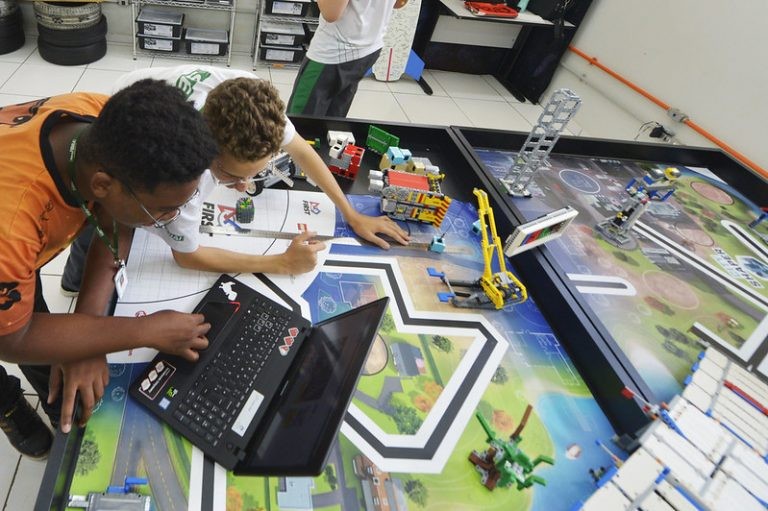 Cedes debate uma política nacional de tecnologia na educação - (Foto: José Paulo Lacerda/CNI)