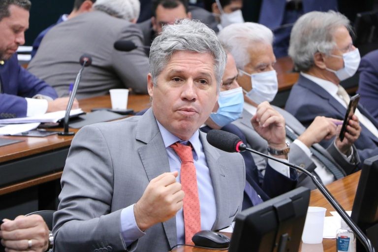 Paulo Teixeira: proposta supera visão hierárquica entre médico e paciente - (Foto: Wesley Amaral/Câmara dos Deputados)