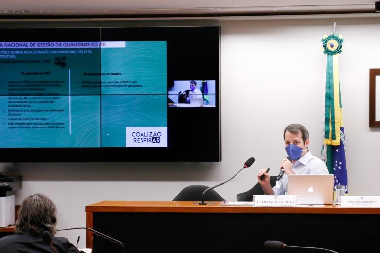 Hélio Wicher defendeu a participação da sociedade civil na gestão da qualidade do ar - (Foto: Marina Ramos/Câmara dos Deputados)