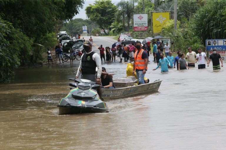 Estrada interditada pela enchente na Bahia - (Foto: Camila Souza/GOVBA)