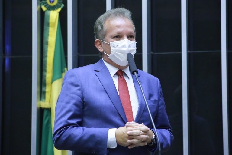 Figueiredo: objetivo é assegurar que consumidor use os serviços de mensagens de forma livre e sem ônus - (Foto: Paulo Sérgio/Câmara dos Deputados)