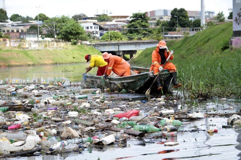 Garis recolhem lixo de igarapé em Manaus (AM) - (Foto: Divulgação/Prefeitura de Manaus)