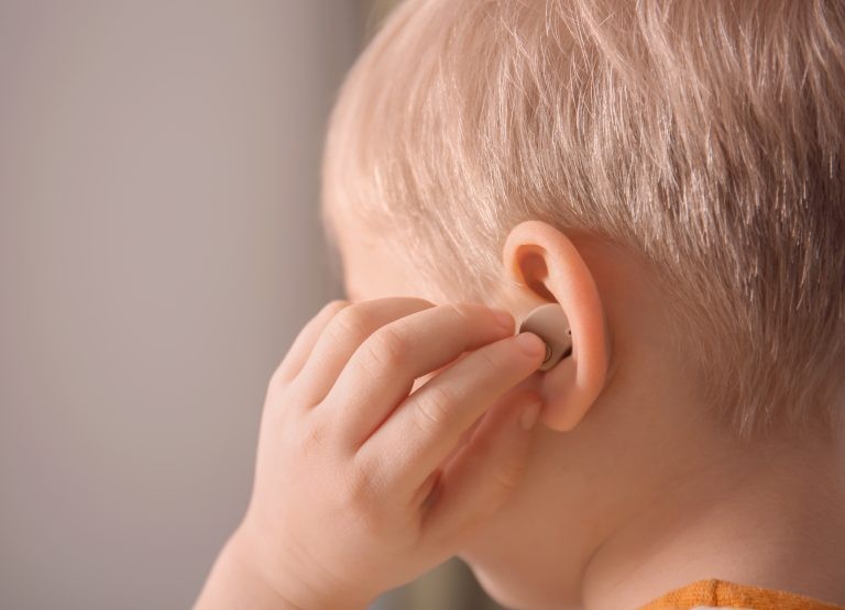 Crianças surdas poderão ser beneficiadas nas salas de aula - (Foto: Olga Yastremska/Depositphotos)