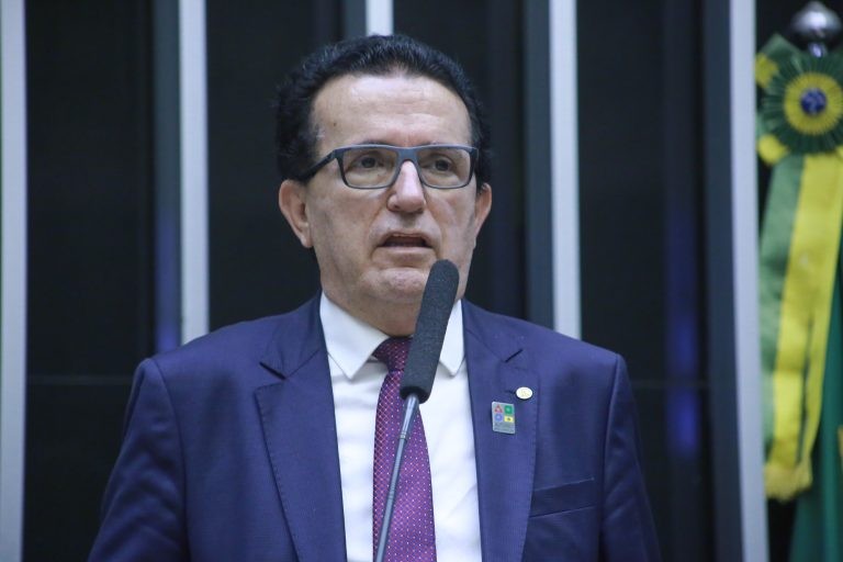 Costa: há avanços no tratamento aos motoristas, mas ainda existem lacunas nas leis - (Foto: Paulo Sergio/Câmara dos Deputados)