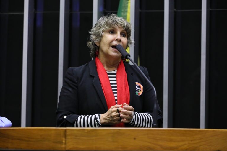 Erika Kokay explica que prestadoras vinculam profisionais a categorias com salários menores - (Foto: Cleia Viana/Câmara dos Deputados)