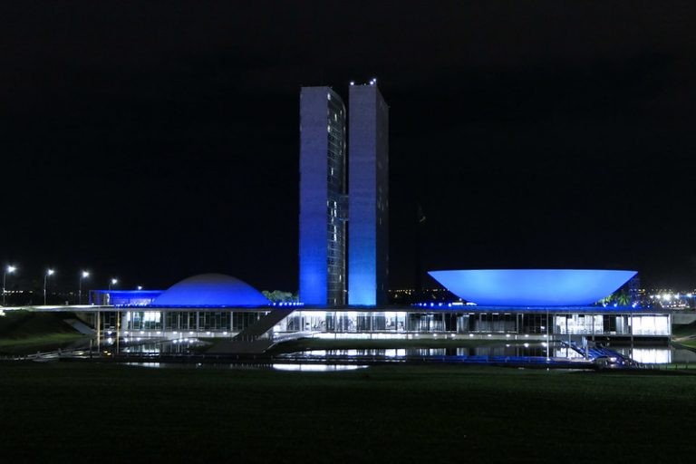 Congresso costuma receber iluminação especial para chamar atenção para temas importantes - (Foto: Roque de Sá/Agência Senado)