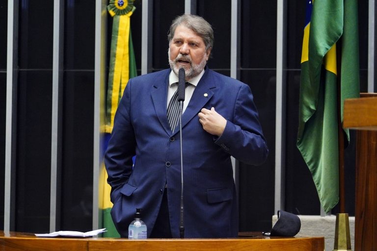 Calheiros: milhões de brasileiros ficaram desassistidos na pandemia - (Foto: Pablo Valadares/Câmara dos Deputados)