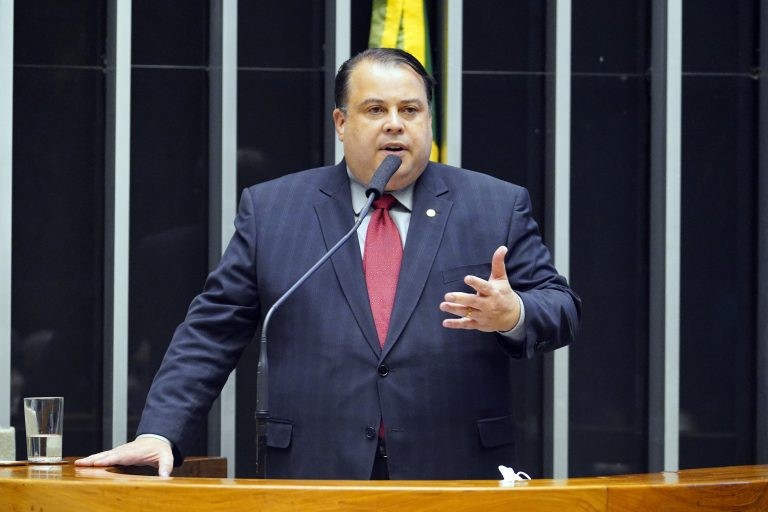 Ribeiro: é preciso trabalhar o respeito e a diversidade de forma delicada, prioritariamente pela família - (Foto: Pablo Valadares/Câmara dos Deputados)