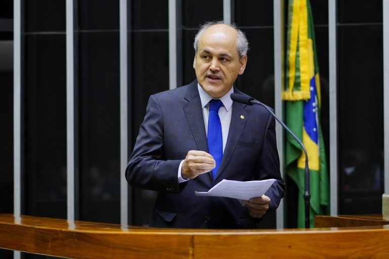 Fruet: é fundamental conscientizar a população sobre os impactos ambientais - (Foto: Pablo Valadares/Câmara dos Deputados)