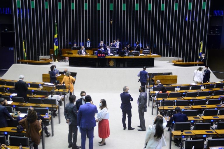 Deputados analisam propostas em sessão do Plenário - (Foto: Nilson Bastian/Câmara dos Deputados)