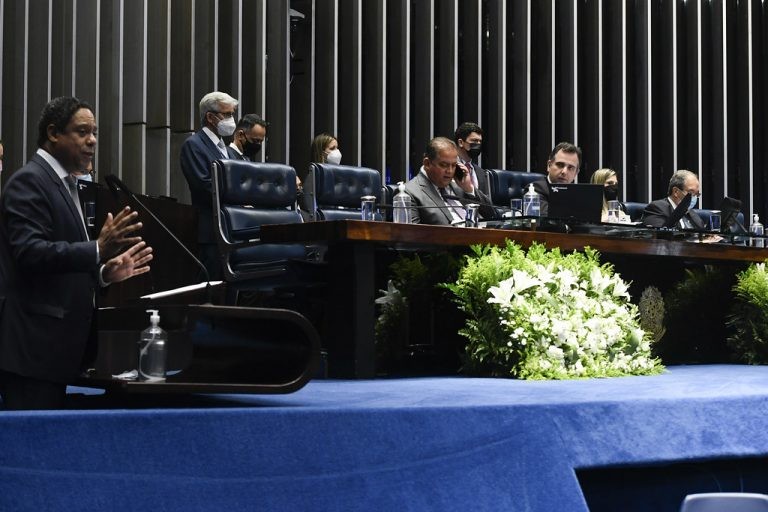 Orlando Silva, na tribuna, destacou a contribuição da indústria e da sociedade civil na elaboração do texto - (Foto: Jefferson Rudy/Agência Senado)