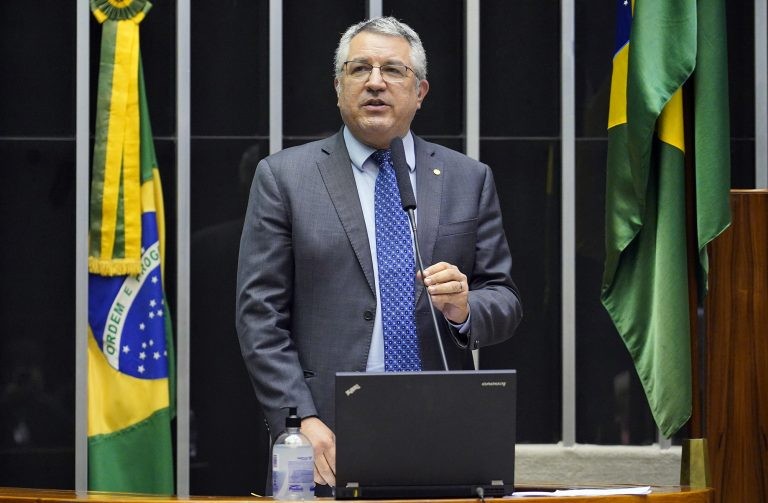 Padilha: medidas ajudarão a superar dificuldades para o acesso a um emprego - (Foto: Pablo Valadares/Câmara dos Deputados)