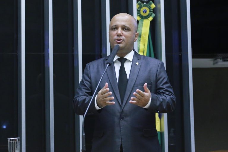 Vitor Hugo: pequenas empresas geram muitos empregos mas pagam muitos tributos - (Foto: Paulo Sérgio/Câmara dos Deputados)