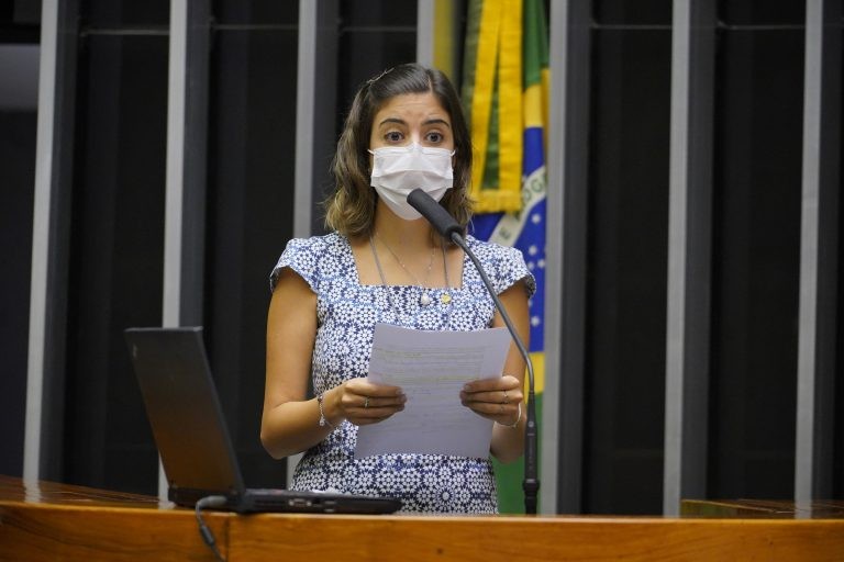Tabata Amaral: muitas mulheres deixam estudos para cuidar da casa ou dos filhos - (Foto: Pablo Valadares/Câmara dos Deputados)