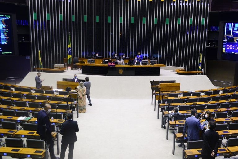 Deputados discutem propostas no Plenário da Câmara - (Foto: Nilson Bastian/Câmara dos Deputados)