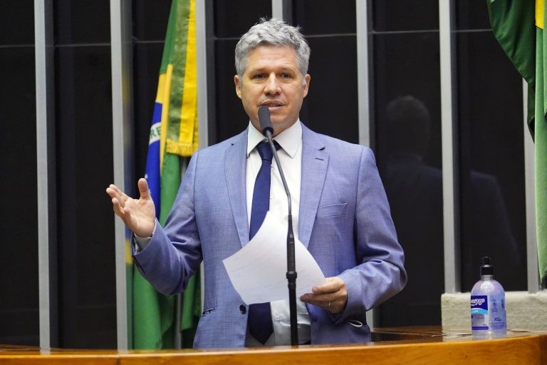 Teixeira: “A política de bolsas de estudo e auxílios é essencial para consolidação da ciência nacional - (Foto: Pablo Valadares/Câmara dos Deputados)