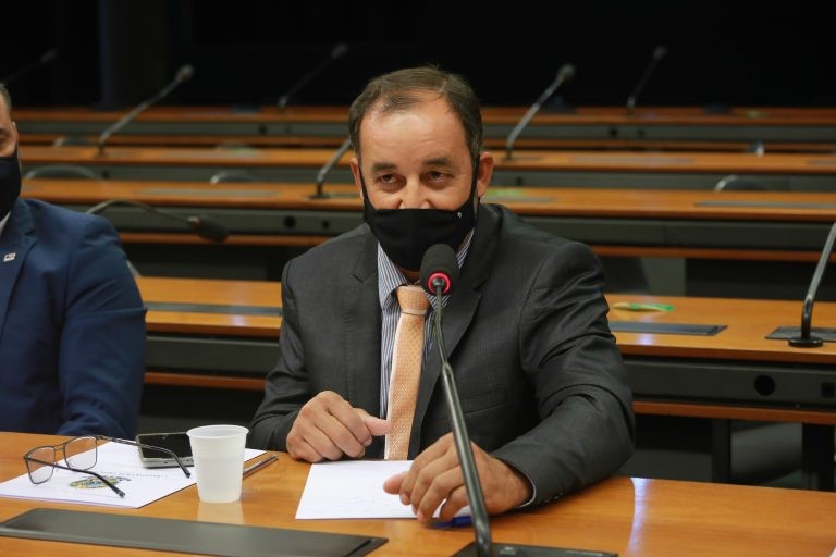 Aguiar: empresas deverão divulgar locais de coleta nos pontos de venda e internet - (Foto: Paulo Sergio/Câmara dos Deputados)
