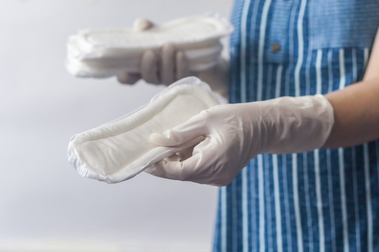 Texto vetado prevê distribuição de absorventes higiênicos para mulheres de baixa renda - (Foto: Depositphotos)