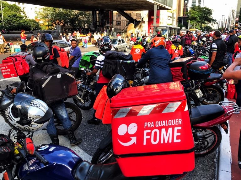 Motociclistas de entregas poderão ser beneficiados pelo novo auxílio - (Foto: Roberto Parizotti/FotosPublicas)