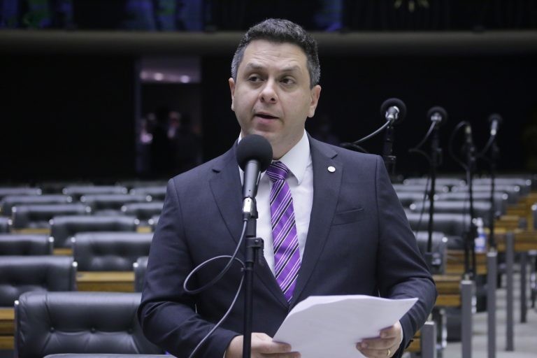 Dimas lembra que variantes da Covid-19 prolongam crise sanitária - (Foto: Paulo Sergio/Câmara dos Deputados)