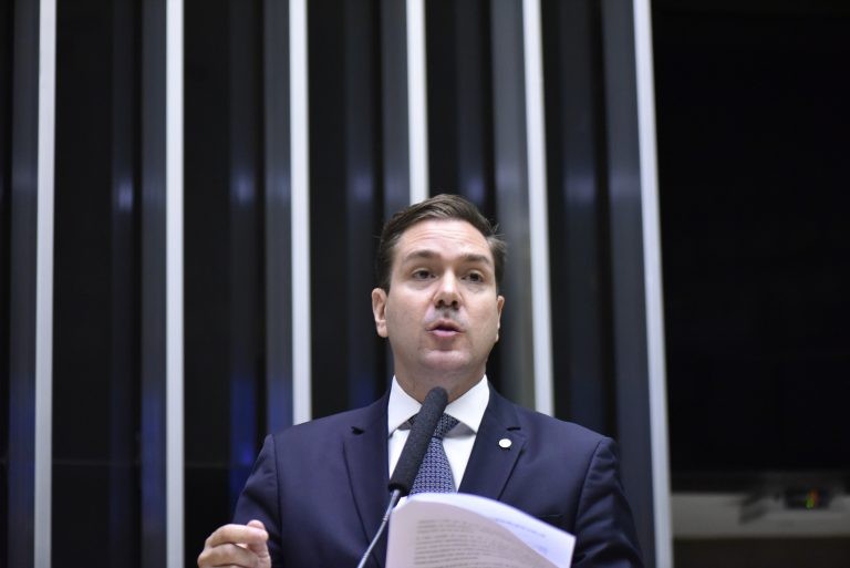 Eduardo Bismarck leu o parecer sobre o projeto de lei - (Foto: Zeca Ribeiro/Câmara dos Deputados)