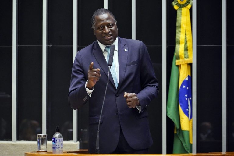 Hélio Lopes: Fundo permitirá convênios de empresas com comunidades locais - (Foto: Pablo Valadares/Câmara dos Deputados)