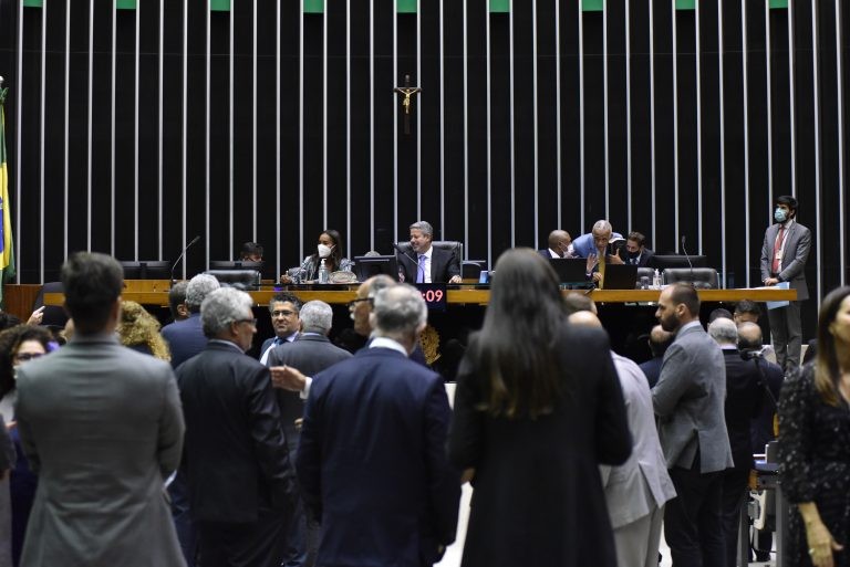 Deputados reunidos em sessão no Plenário da Câmara - (Foto: Zeca Ribeiro/Câmara dos Deputados)