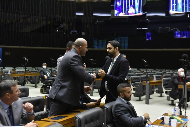 Daniel Silveira conversa com colegas no Plenário da Câmara - (Foto: Zeca Ribeiro/Câmara dos Deputados)