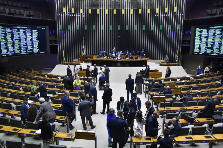 Deputados reunidos no Plenário durante votação de projetos - (Foto: Zeca Ribeiro/Câmara dos Deputados)